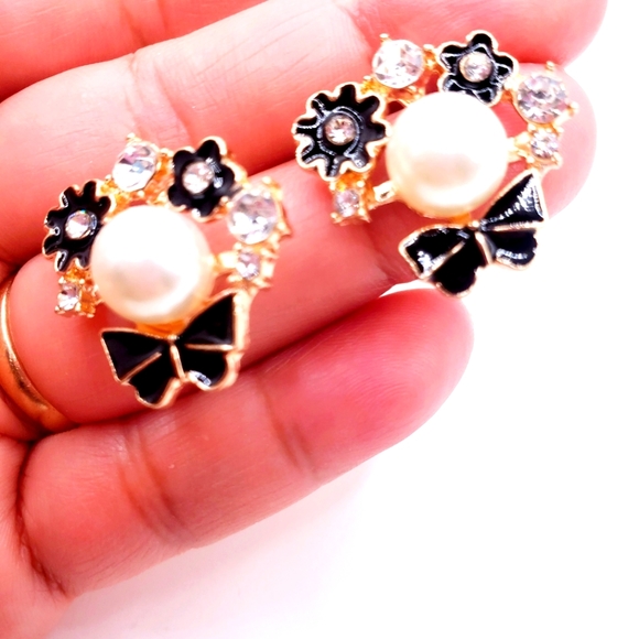 metal earrings with white imitation pearl / crystals and florals on brass - Picture 6 of 7